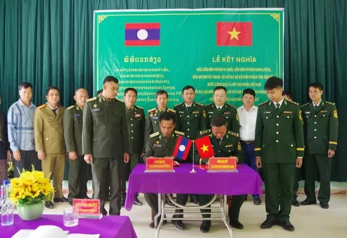 Vietnamese, Lao border forces strengthen solidarity