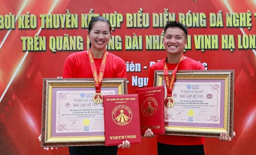 Kình ngư Ánh Viên và VĐV tâng bóng nghệ thuật Đỗ Kim Phúc cùng nhau lập kỷ lục Việt Nam Kình ngư Ánh Viên và VĐV tâng bóng nghệ thuật Đỗ Kim Phúc cùng nhau lập kỷ lục Việt Nam