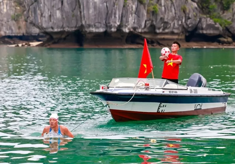 Kình ngư Ánh Viên và VĐV tâng bóng nghệ thuật Đỗ Kim Phúc cùng nhau lập kỷ lục Việt Nam Kình ngư Ánh Viên và VĐV tâng bóng nghệ thuật Đỗ Kim Phúc cùng nhau lập kỷ lục Việt Nam