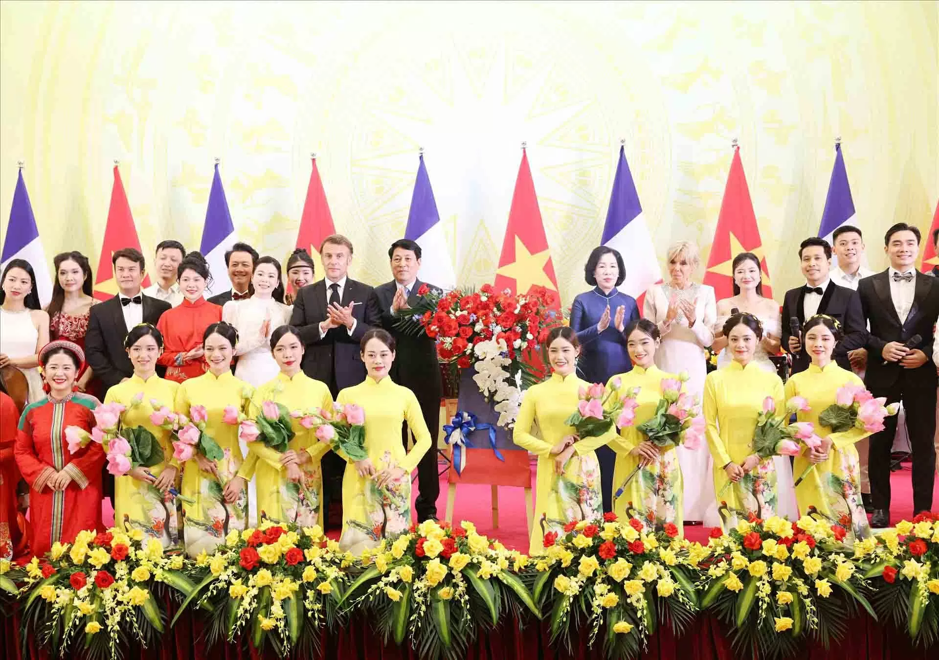 Chủ tịch nước Lương Cường chủ trì chiêu đãi cấp Nhà nước Tổng thống Pháp Chủ tịch nước Lương Cường chủ trì chiêu đãi cấp Nhà nước Tổng thống Pháp