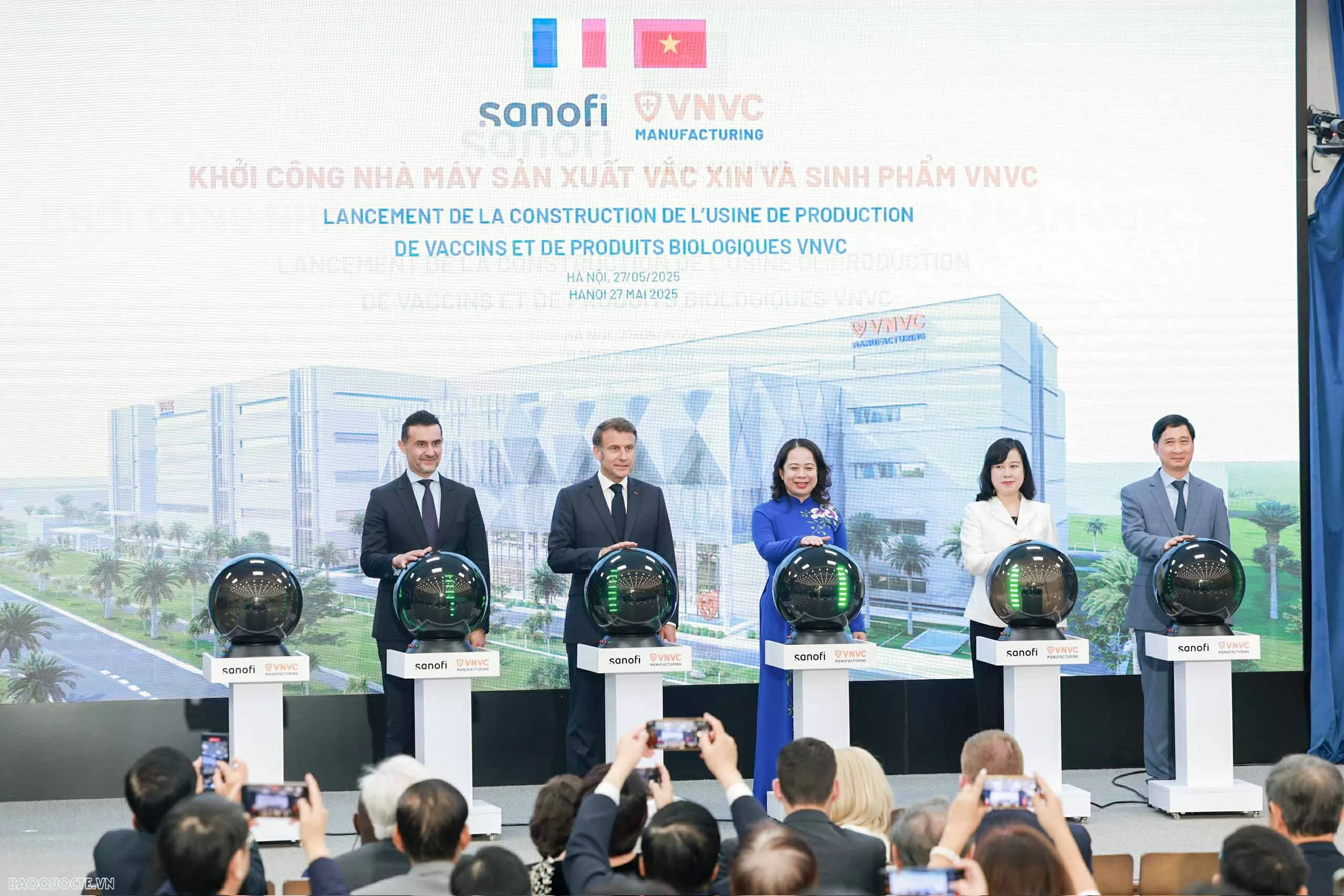Những hình ảnh bận rộn của Tổng thống Pháp Emmanuel Macron và Phu nhân tại Việt Nam