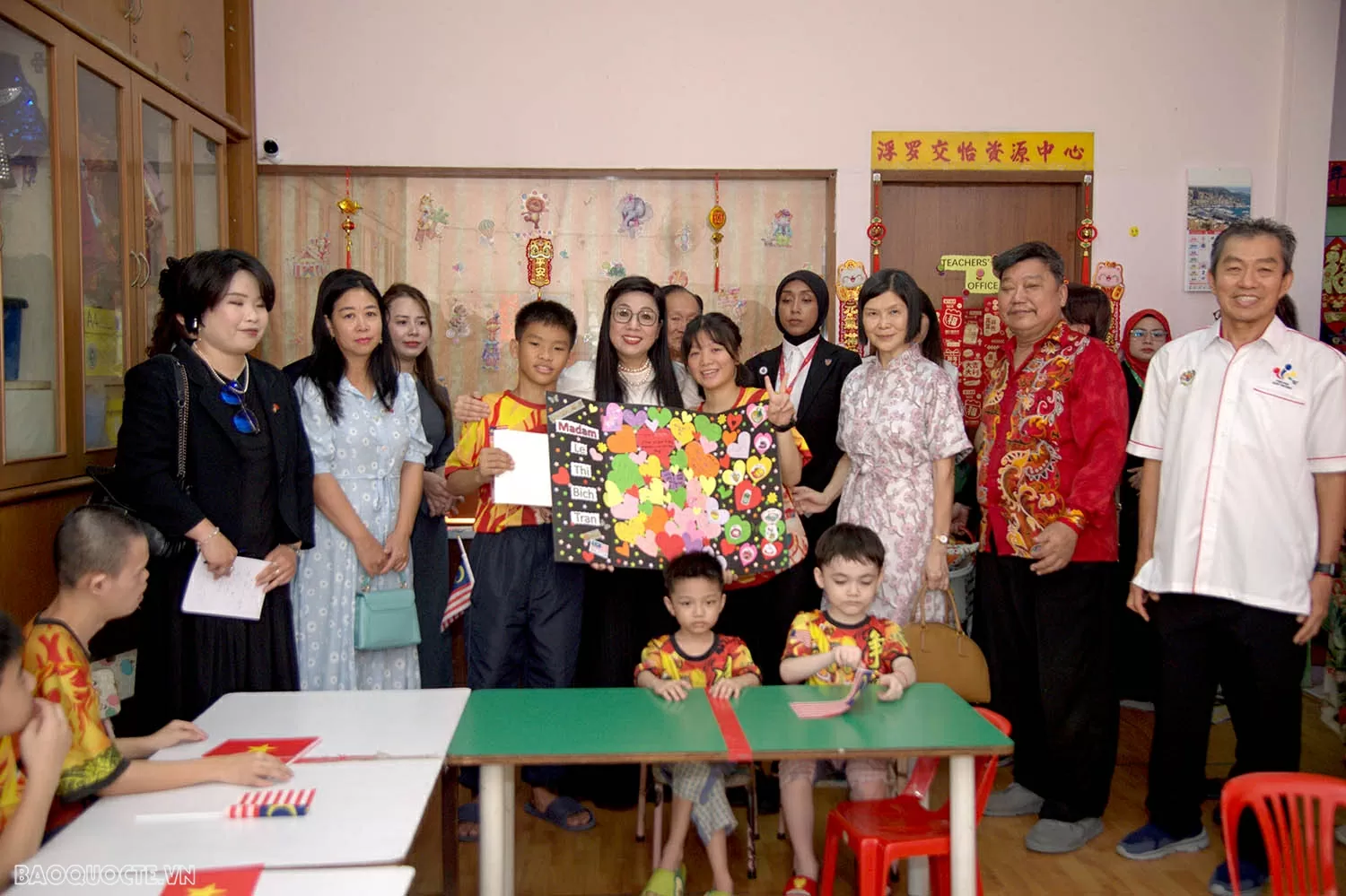 Phu nhân Lê Thị Bích Trân thăm Trung tâm bảo trợ trẻ em Jing Sun