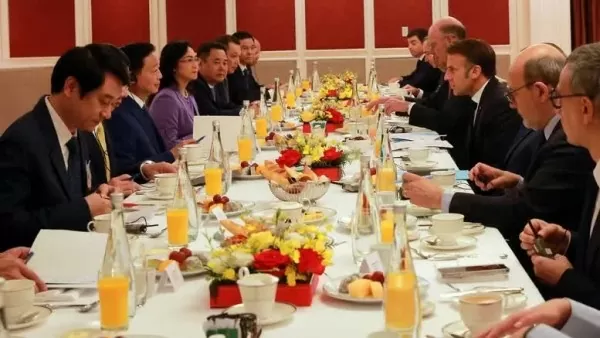 French President Emmanuel Macron has breakfast with Deputy PM Tran Hong Ha, discusses Vietnam's energy transition