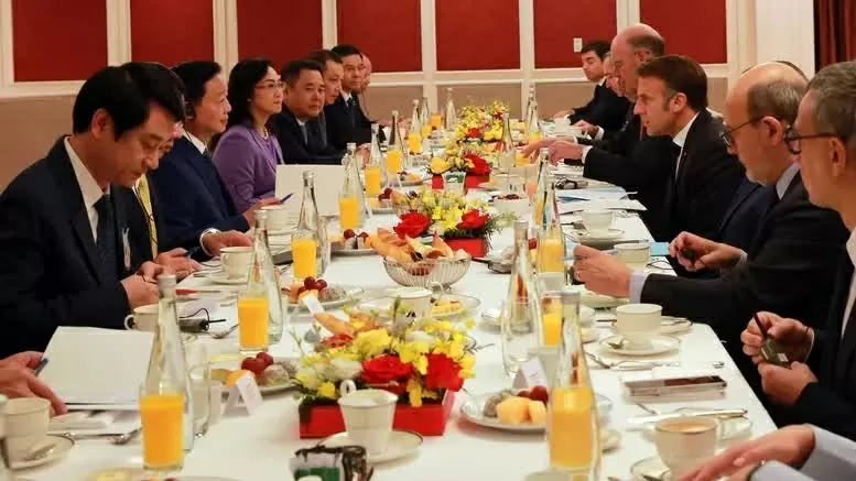French President Emmanuel Macron has breakfast with Deputy PM Tran Hong Ha, discusses Vietnam's energy transition