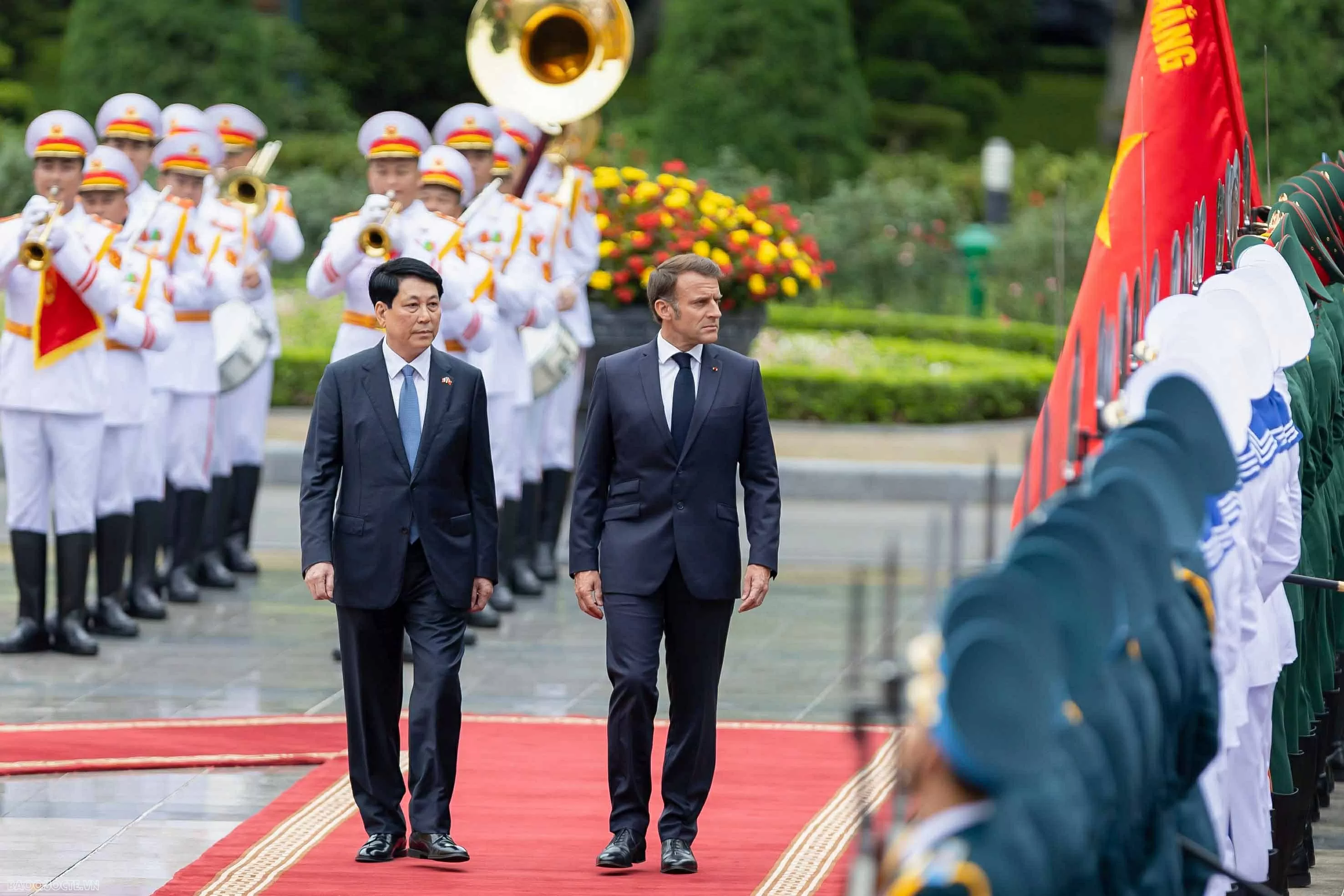 Những hình ảnh bận rộn của Tổng thống Pháp Emmanuel Macron và Phu nhân tại Việt Nam