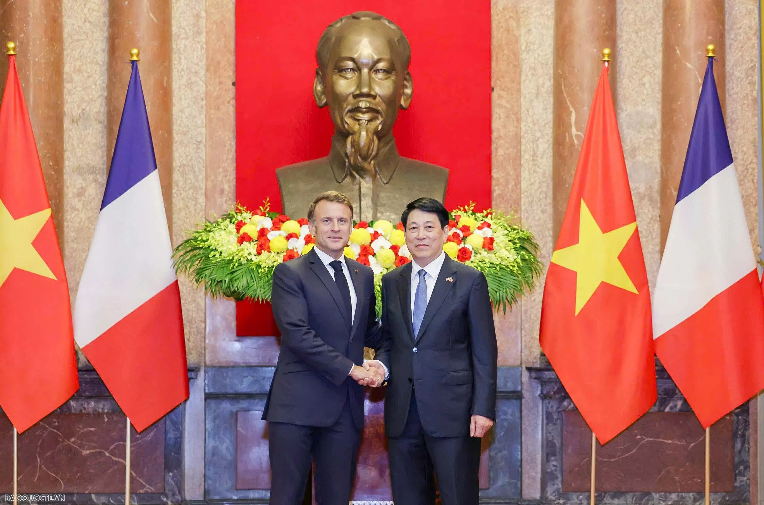 Vietnam, France Presidents hold joint press conference to announce outcomes of their talks in Hanoi