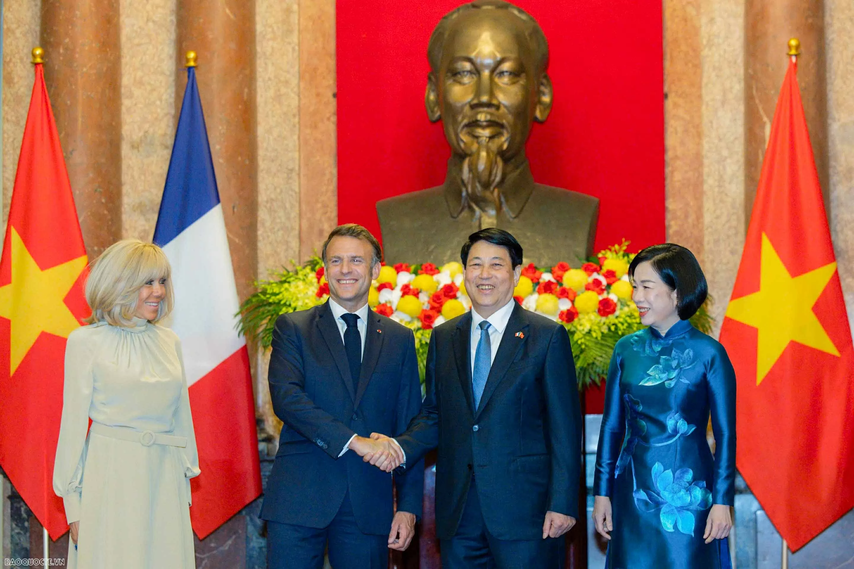 Những hình ảnh bận rộn của Tổng thống Pháp Emmanuel Macron và Phu nhân tại Việt Nam