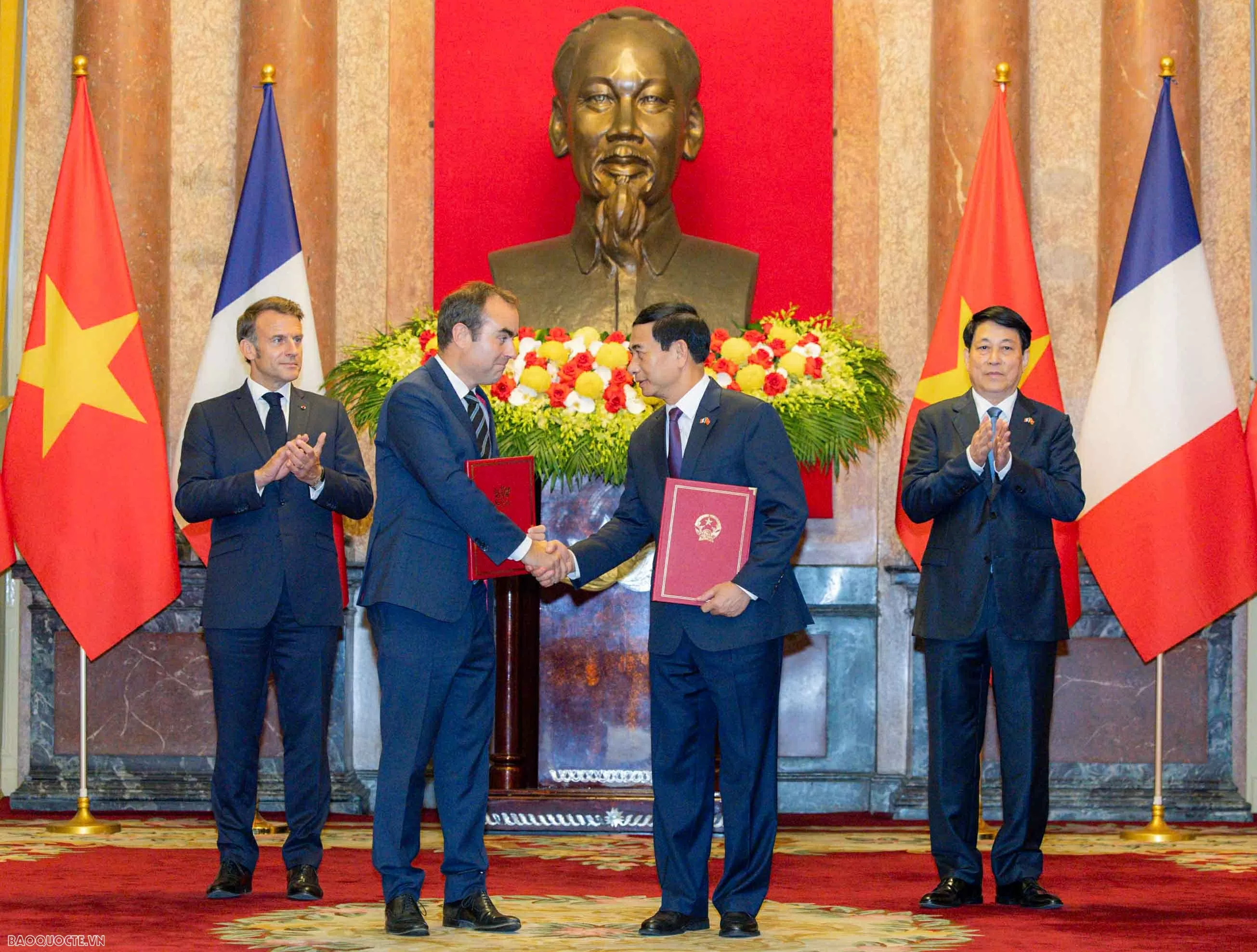 Vietnam, France Presidents hold joint press conference to announce outcomes of their talks in Hanoi