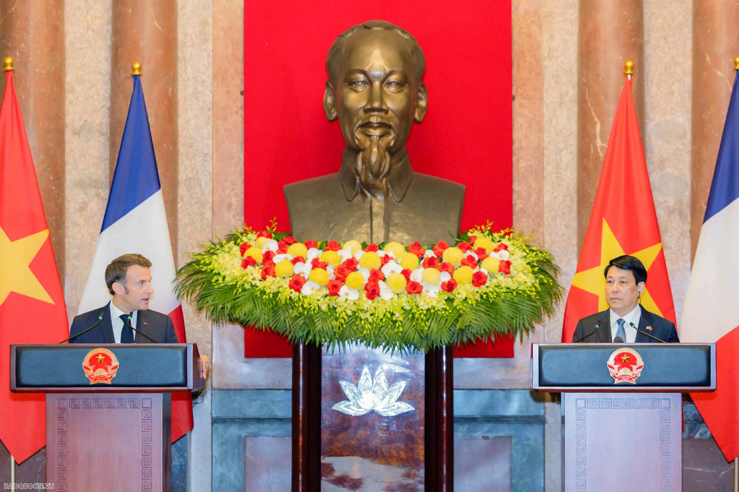 Những hình ảnh bận rộn của Tổng thống Pháp Emmanuel Macron và Phu nhân tại Việt Nam