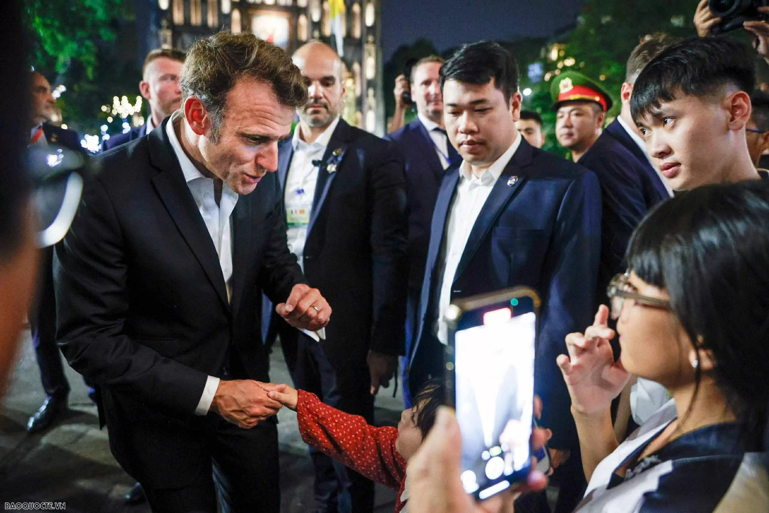 Những hình ảnh bận rộn của Tổng thống Pháp Emmanuel Macron và Phu nhân tại Việt Nam