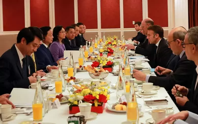 French President Emmanuel Macron has breakfast with Deputy PM Tran Hong Ha, discusses Vietnam's energy transition