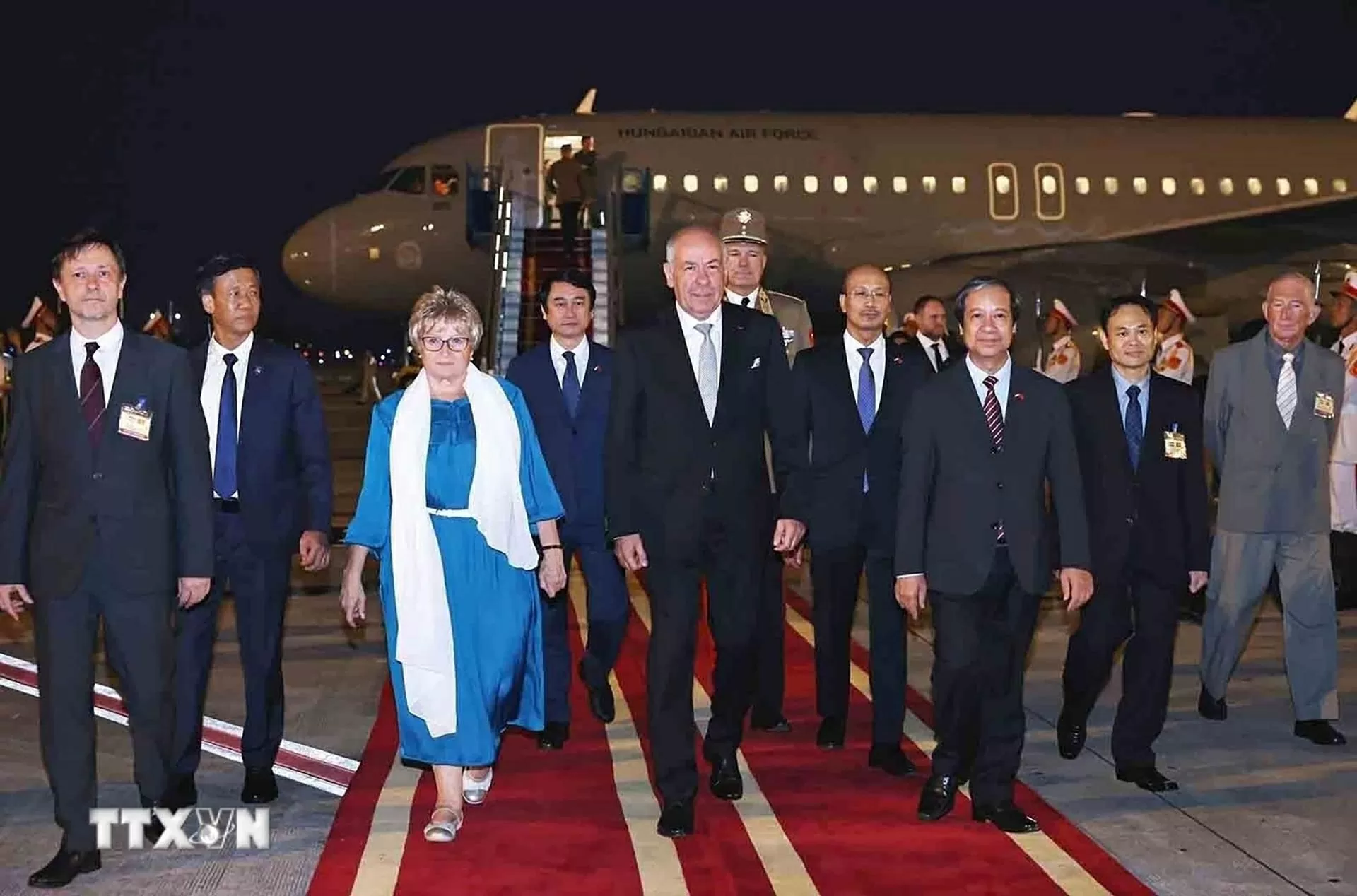 Tổng thống Hungary và Phu nhân đến Hà Nội, bắt đầu chuyến thăm chính thức Việt Nam