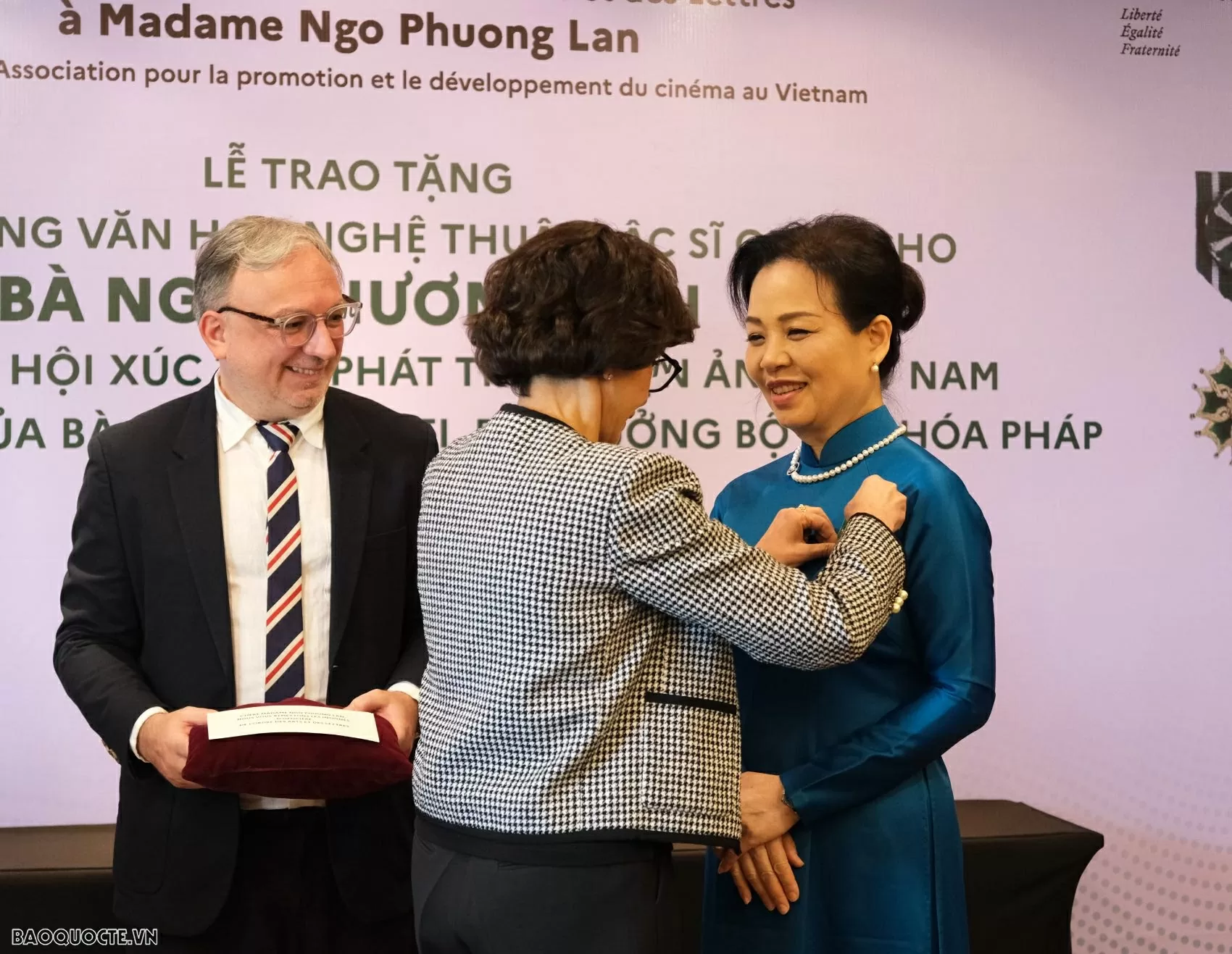 TS. Ngô Phương Lan nhận Huân chương Văn học Nghệ thuật bậc sĩ quan của Pháp TS. Ngô Phương Lan nhận Huân chương Văn học Nghệ thuật bậc sĩ quan của Pháp