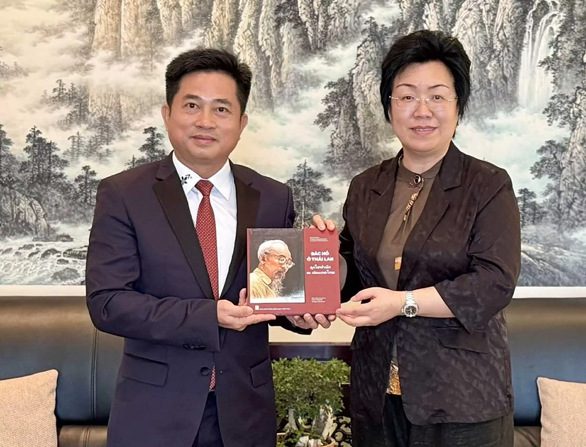 Thúc đẩy hợp tác giữa hai Tổng lãnh sự quán Việt Nam và Trung Quốc tại Khon Kaen