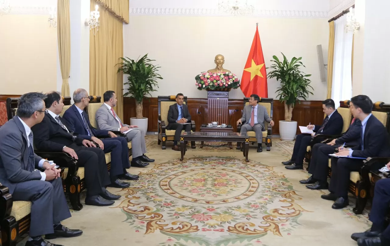Toàn cảnh buổi gặp mặt giữa Thứ trưởng Thường trực Nguyễn Minh Vũ đã tiếp Phó Chủ tịch Cơ quan đầu tư Oman (OIA) Nasser bin Suliman Al Harthi. (Ảnh: Thành Long)