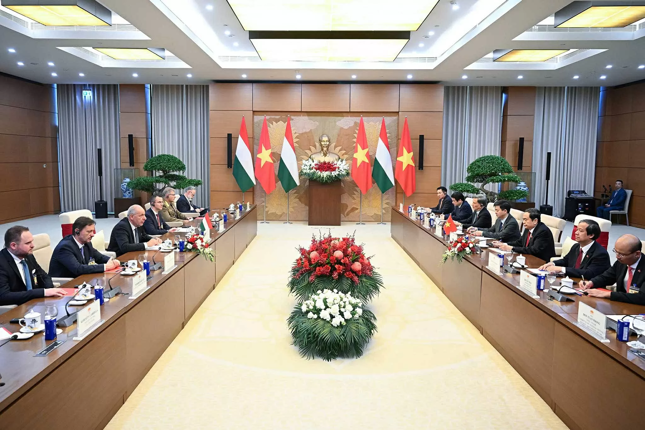 NA Chairman Tran Thanh Man meets with Hungarian President Sulyok Tamas in Hanoi
