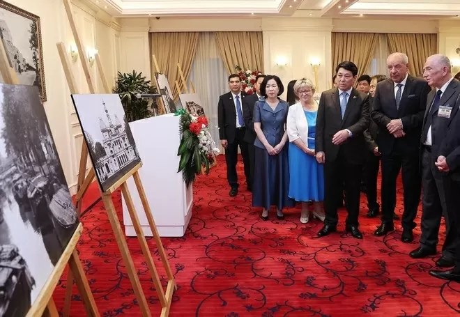 President Luong Cuong and Hungarian President Sulyok Tamas attend exhibition of photos by Bozoky Dezso