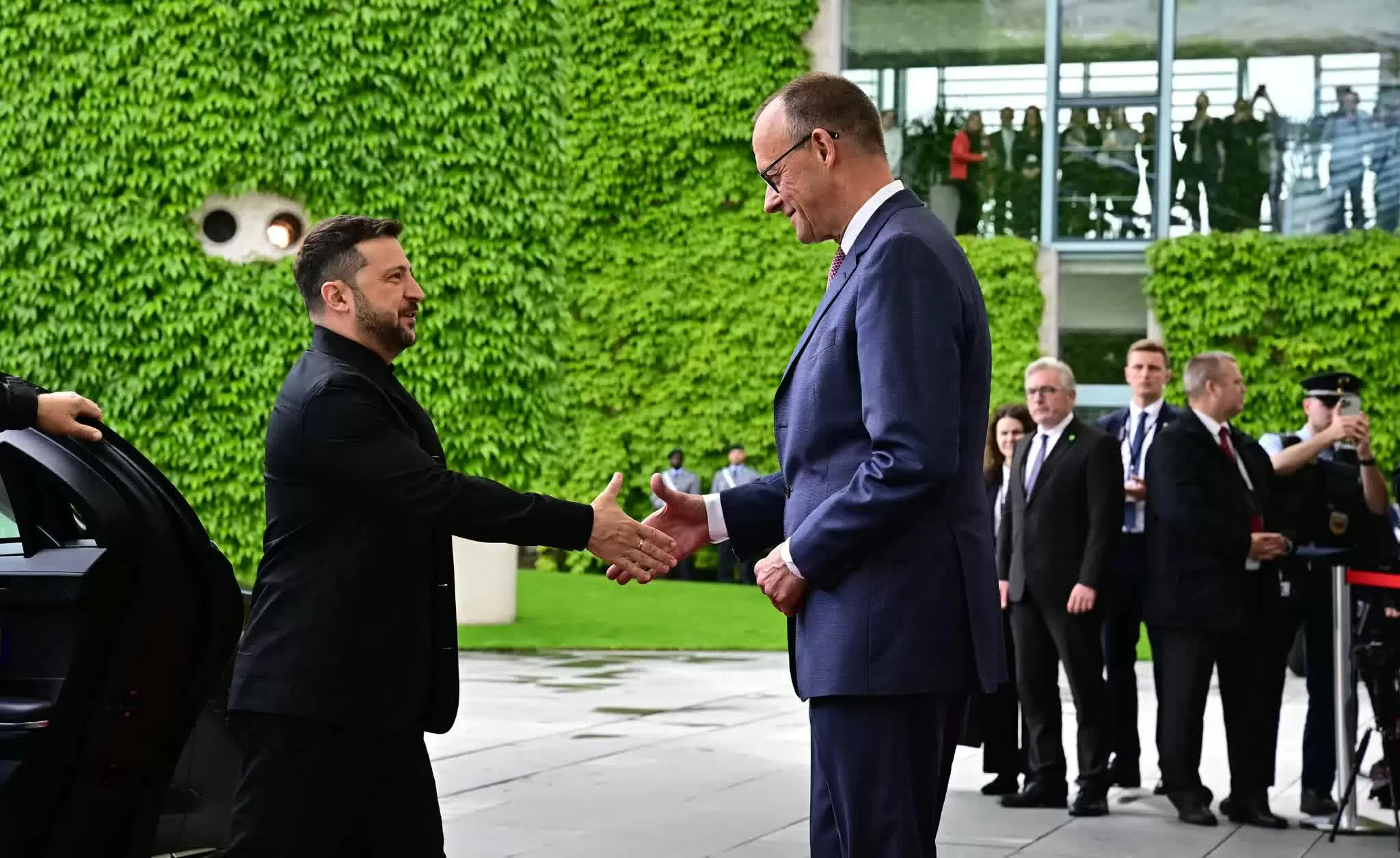 Thủ tướng Đức Friedrich Merz, bên phải, bắt tay Tổng thống Volodymyr Zelensky của Ukraine sau khi ông đến Berlin vào thứ Tư.Tín dụng...Tobias Schwarz/Agence France-Presse 