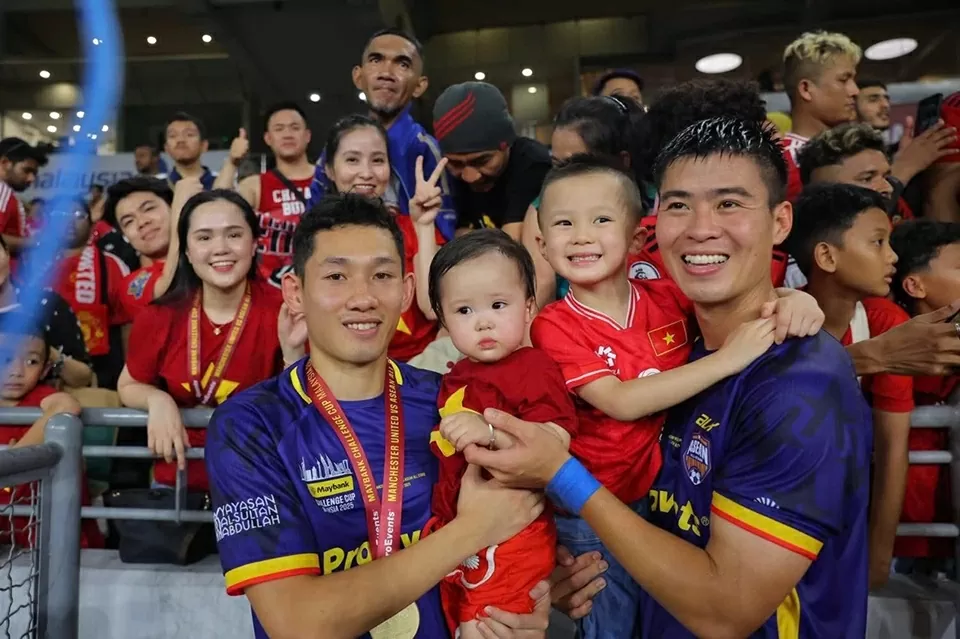 Cầu thủ Duy Mạnh đưa hai con chụp ảnh kỷ niệm với dàn sao Man Utd