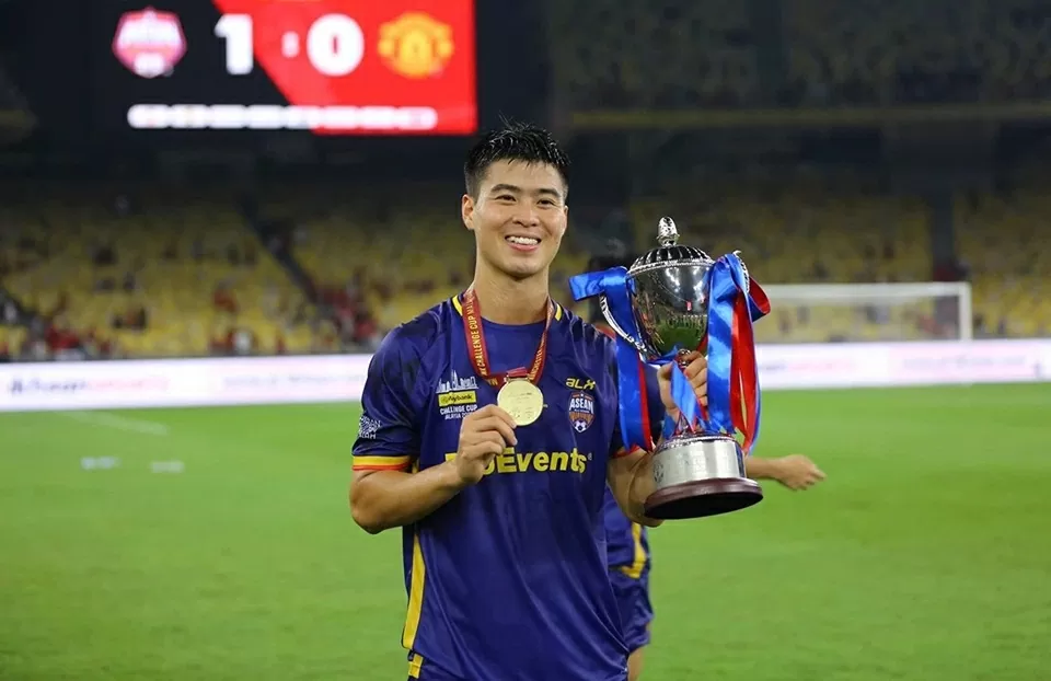 Cầu thủ Duy Mạnh đưa con và cháu trai chụp ảnh kỷ niệm với cầu thủ Man Utd