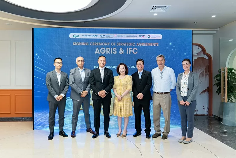 Ms. Dang Huynh Uc My, Chairlady of AgriS (4th from the left), and Mr. Darryl James Dong, Head of IFC Ho Chi Minh City Office (3rd from the left), at the signing ceremony.