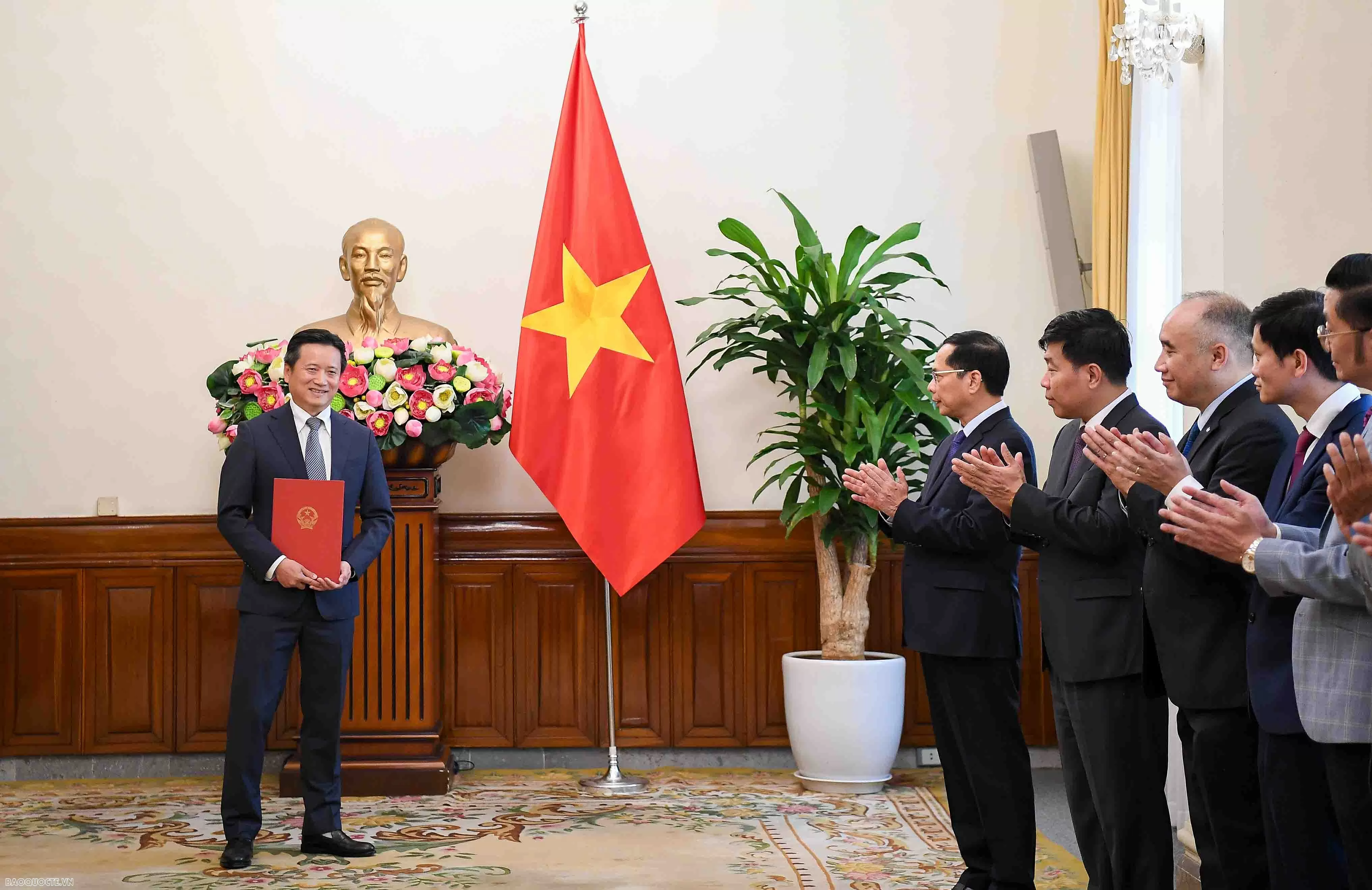 Phó Thủ tướng, Bộ trưởng Ngoại giao trao quyết định bổ nhiệm người đứng đầu cơ quan đại diện và lãnh đạo quản lý