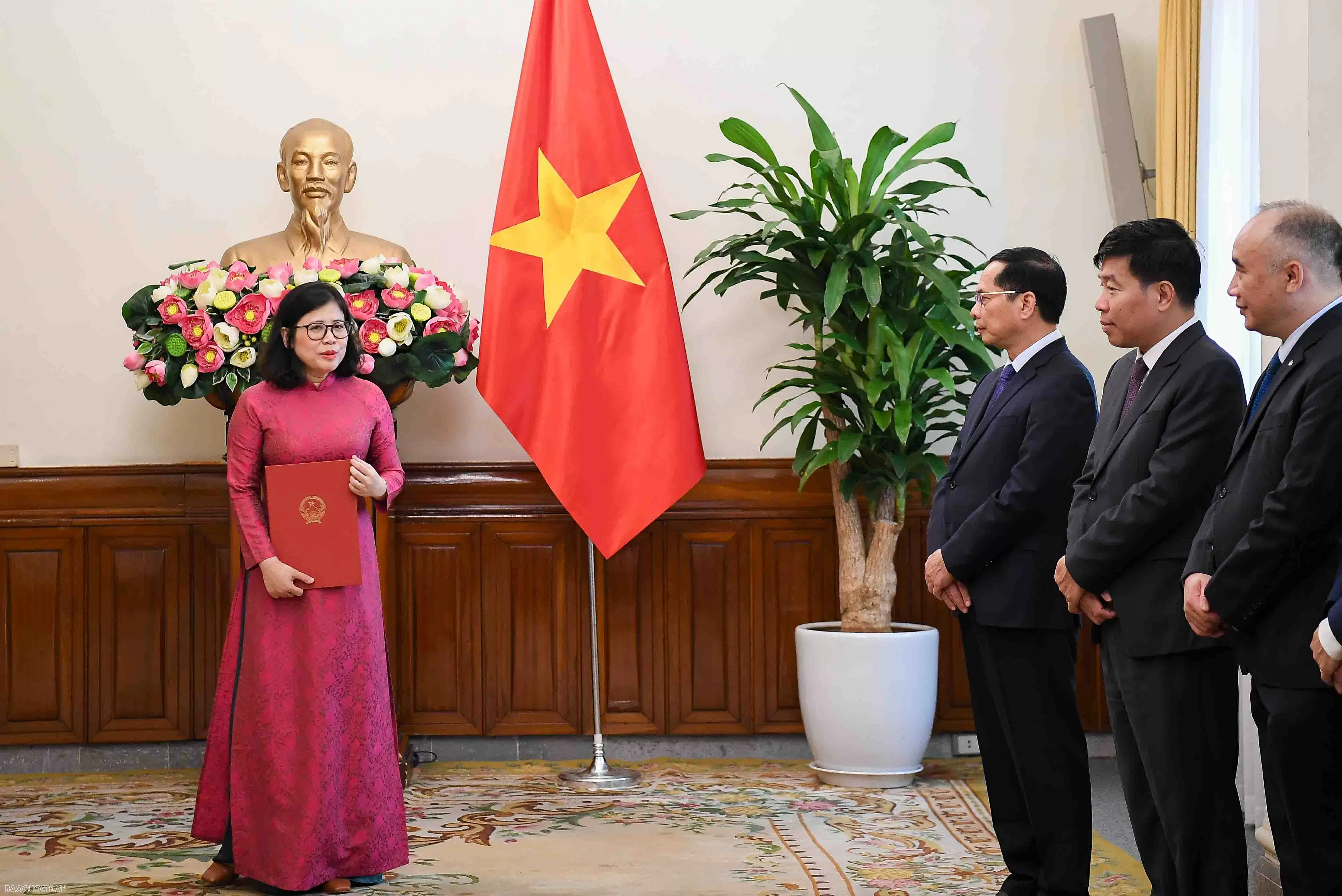 Phó Thủ tướng, Bộ trưởng Ngoại giao trao quyết định bổ nhiệm người đứng đầu cơ quan đại diện và lãnh đạo quản lý