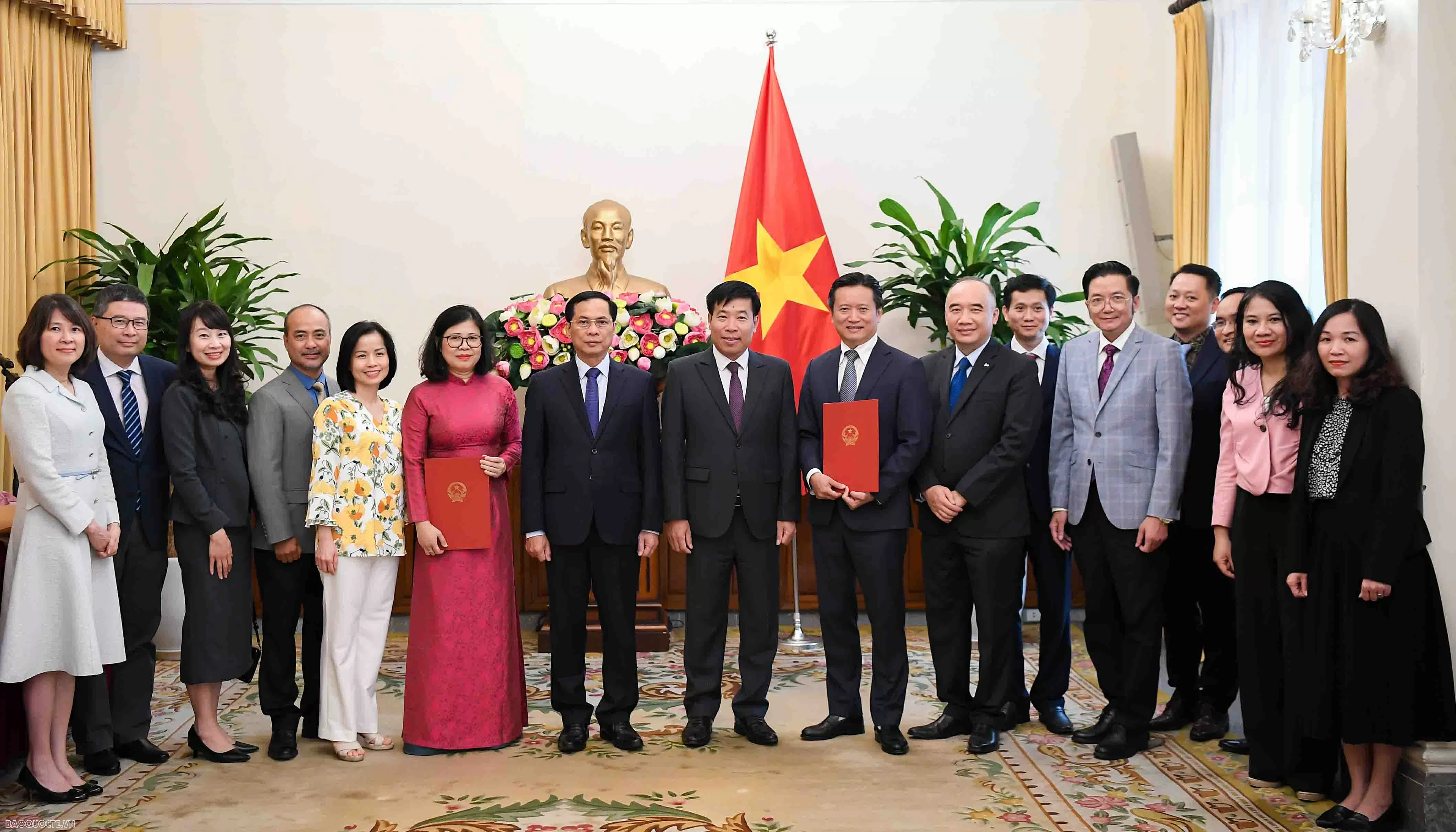Phó Thủ tướng, Bộ trưởng Ngoại giao trao quyết định bổ nhiệm người đứng đầu cơ quan đại diện và lãnh đạo quản lý