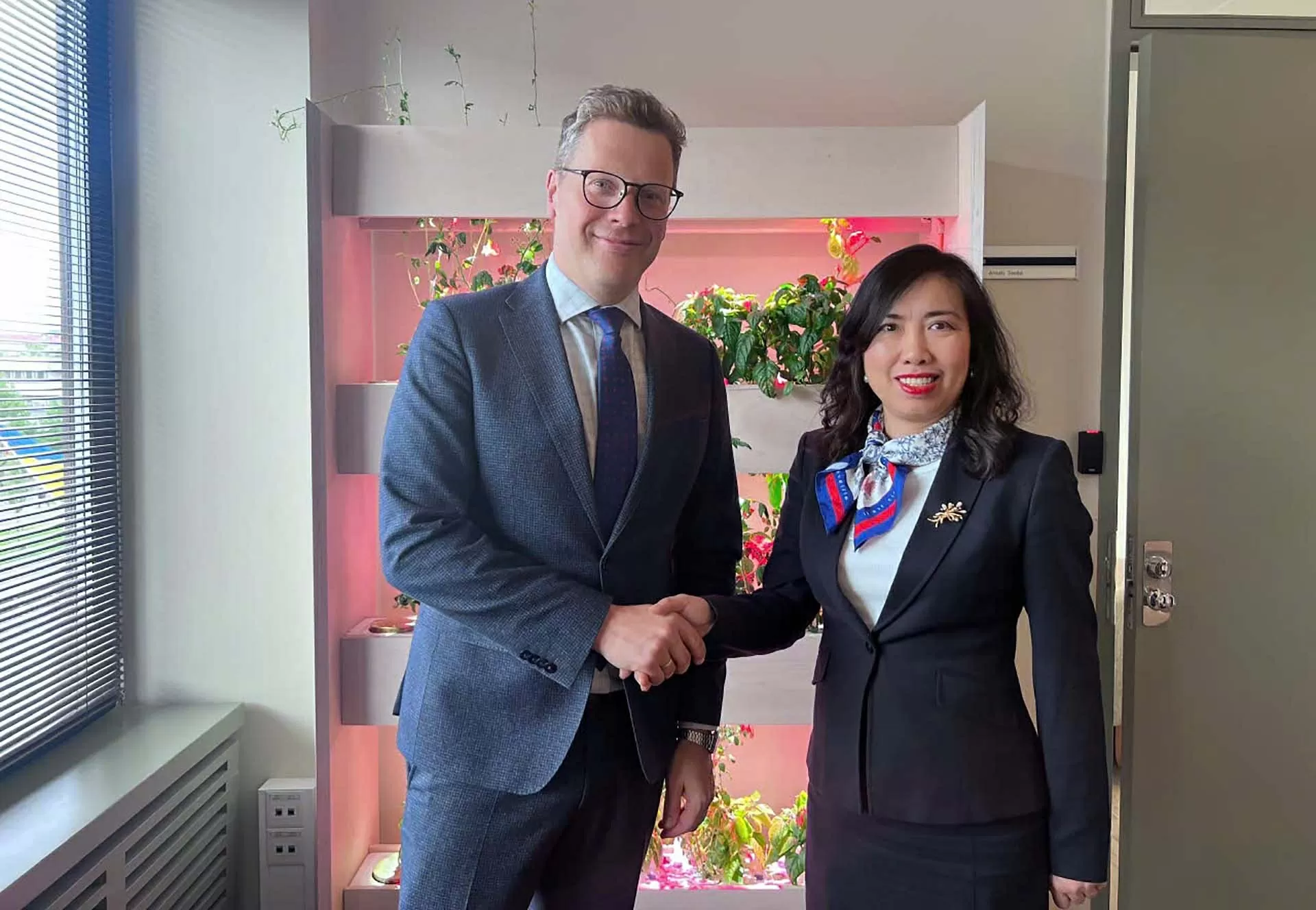 Thứ trưởng Ngoại giao Lê Thị Thu Hằng và Quốc Vụ khanh Bộ Ngoại giao Estonia Martin Roger.