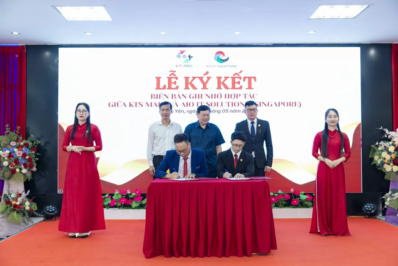 Representatives of KTS Mall and AIO IT Solutions (Singapore) conducted the signing ceremony