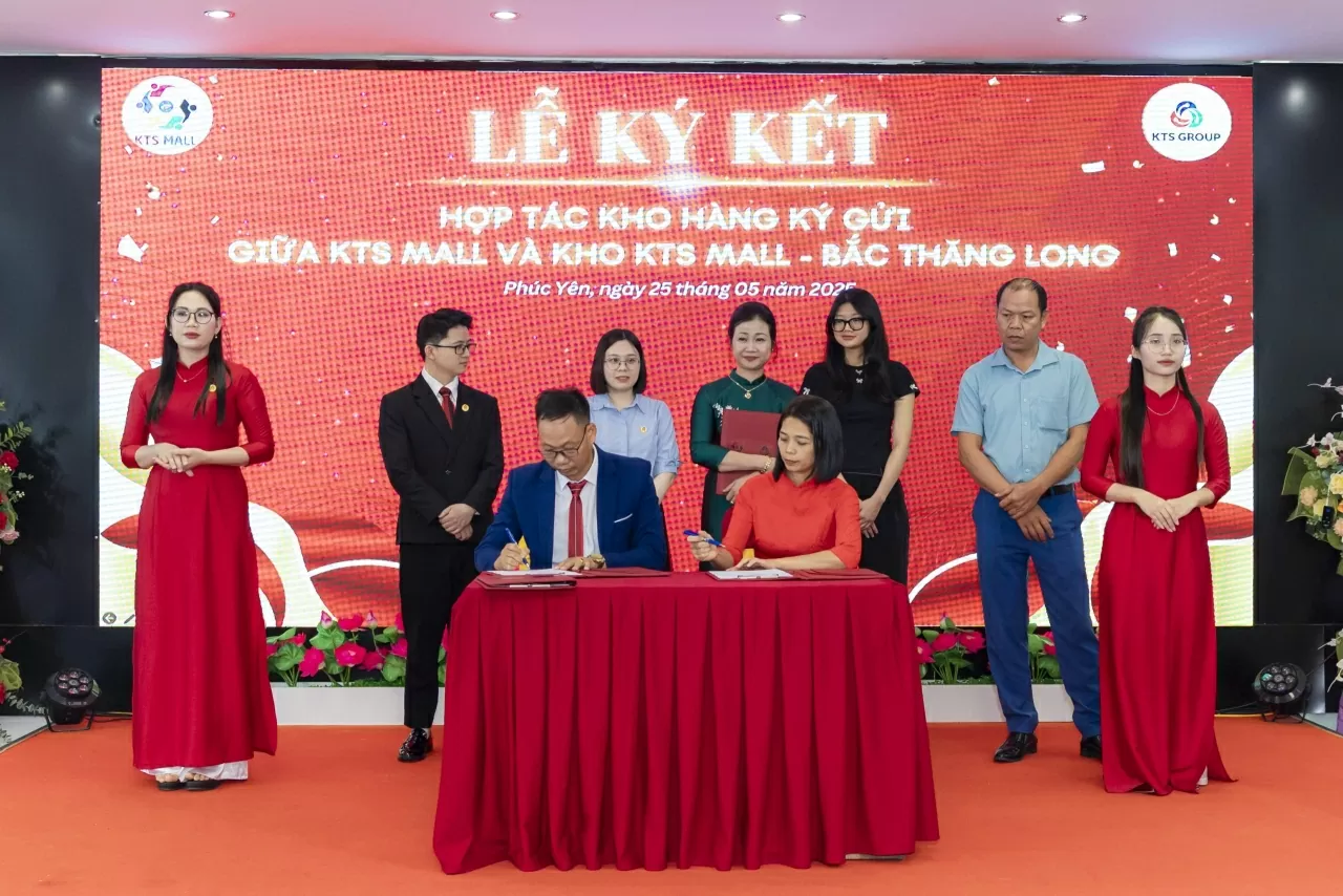 Representatives of KTS Mall and KTS Mall Bac Thang Long officiated the signing ceremony