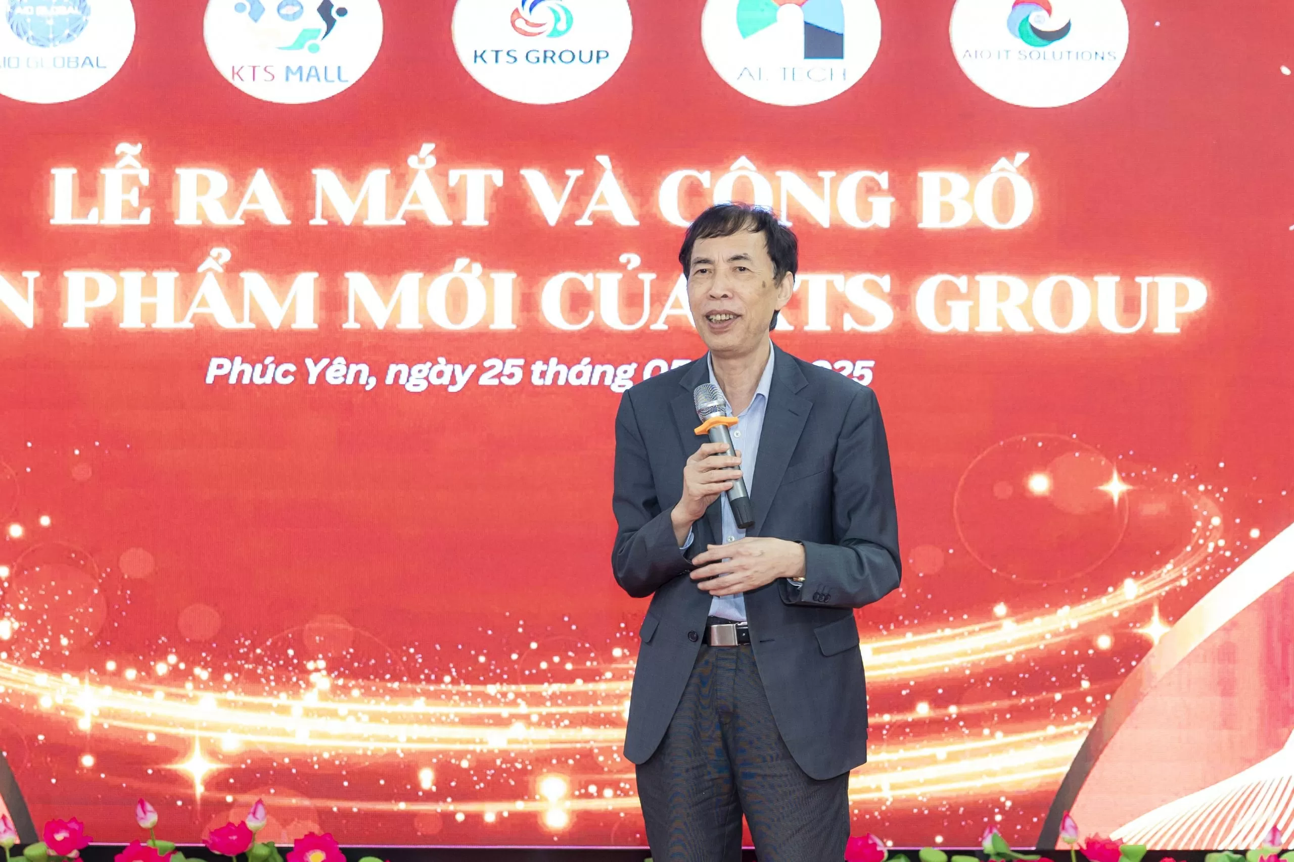 Dr. Vo Tri Thanh, Senior Economist, discussed Resolution 57/NQ by the Politburo on developing science, technology, and digital transformation. He emphasized the pioneering role of businesses in the digital era and recognized KTS Group as a positive model implementing the Party’s policies by integrating technology across life and production.