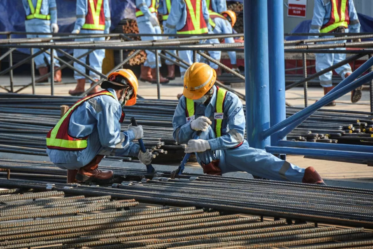 Hiện Indonesia có khoảng 153,05 triệu người lao động, tính đến tháng 2/2025, tăng 3,67 triệu người so với cùng kỳ năm trước. Tuy nhiên, tỷ lệ thất nghiệp trong giới trẻ (15–24 tuổi) vẫn ở mức cao, lên tới 16%. (Nguồn: East Asia Forum) Hiện Indonesia có khoảng 153,05 triệu người lao động, tính đến tháng 2/2025, tăng 3,67 triệu người so với cùng kỳ năm trước. Tuy nhiên, tỷ lệ thất nghiệp trong giới trẻ (15–24 tuổi) vẫn ở mức cao, lên tới 16%. (Nguồn: East Asia Forum)