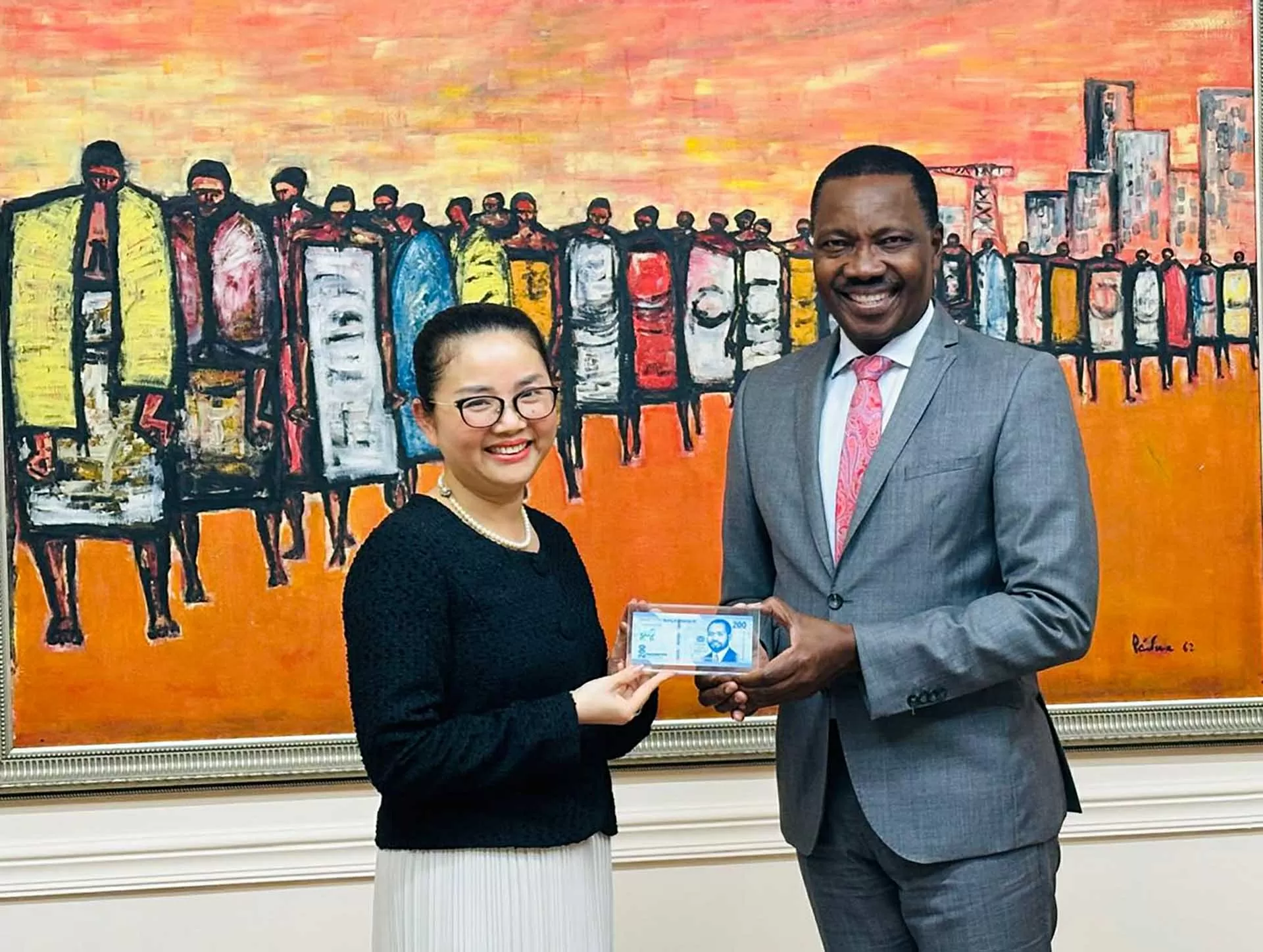 Đại sứ Trần Thị Thu Thìn và Thống đốc Ngân hàng Trung ương Mozambique Rogério Lucas Zandamela.