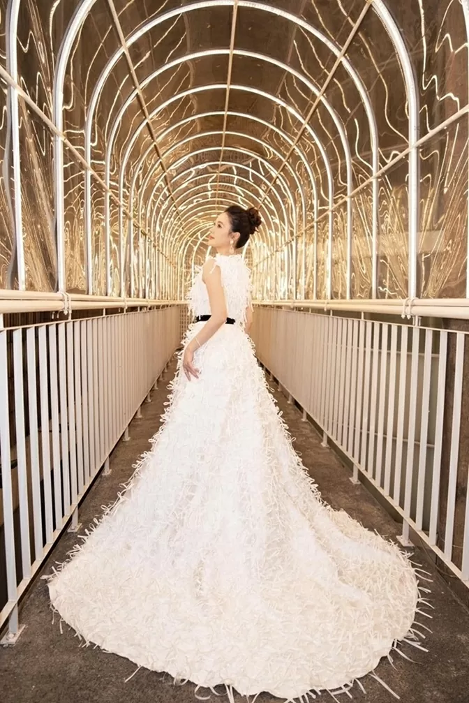thời trang Midu trên thảm đỏ