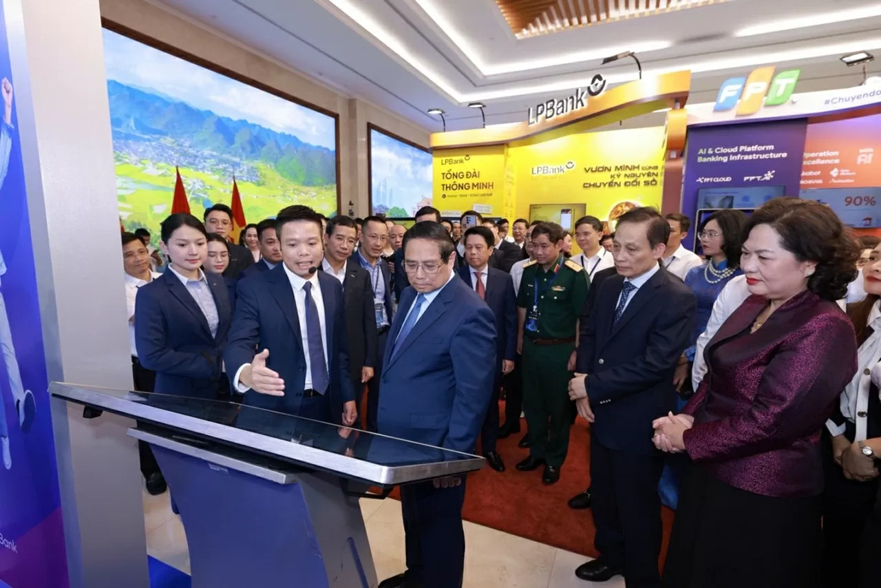 Thủ tướng Phạm Minh Chính thăm quan gian hàng công nghệ MB tại sự kiện.