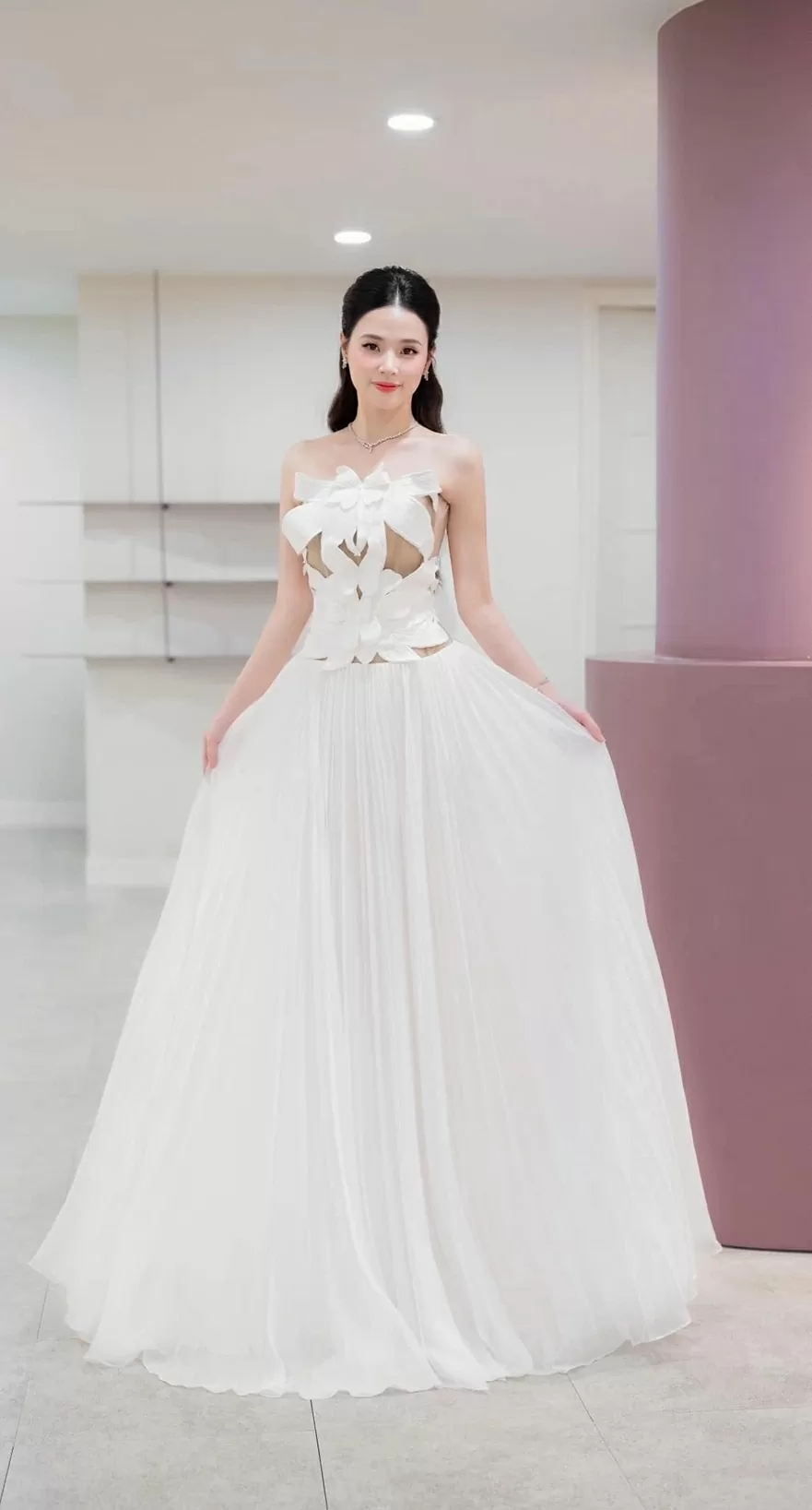 thời trang Midu trên thảm đỏ
