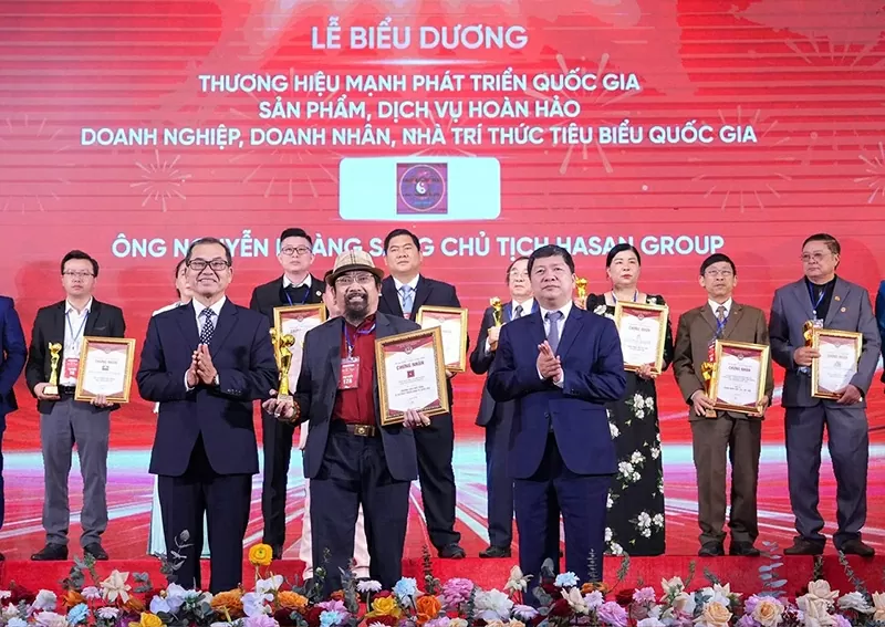 Doanh nhân Nguyễn Hoàng Sang nhận Kỷ niệm chương tại Lễ biểu dương Thương hiệu mạnh phát triển quốc gia, sản phẩm, dịch vụ hoàn hảo, doanh nghiệp, doanh nhân, nhà trí thức tiêu biểu quốc gia. Doanh nhân Nguyễn Hoàng Sang nhận Kỷ niệm chương tại Lễ biểu dương Thương hiệu mạnh phát triển quốc gia, sản phẩm, dịch vụ hoàn hảo, doanh nghiệp, doanh nhân, nhà trí thức tiêu biểu quốc gia.