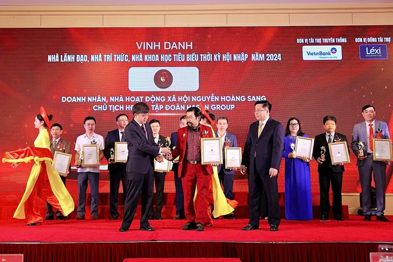 Doanh nhân Nguyễn Hoàng Sang được vinh danh Nhà lãnh đạo, Nhà trí thức, Nhà khoa học tiêu biểu thời kỳ hội nhập năm 2024. Doanh nhân Nguyễn Hoàng Sang được vinh danh Nhà lãnh đạo, Nhà trí thức, Nhà khoa học tiêu biểu thời kỳ hội nhập năm 2024.
