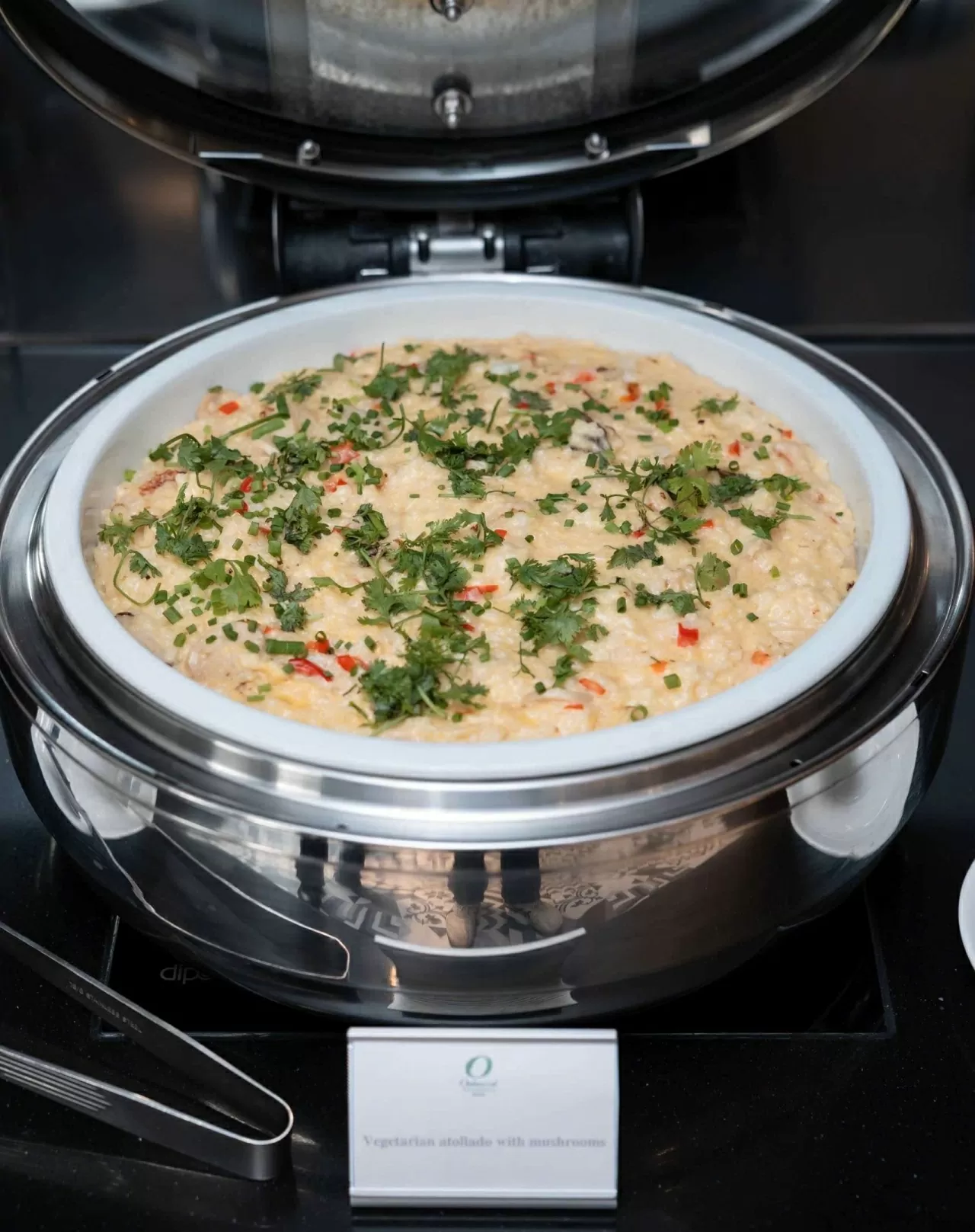 Mỗi món ăn không chỉ là sự kết hợp tài tình giữa hương vị mà còn ẩn chứa câu chuyện văn hóa, như lời mời gọi khám phá vùng đất Tumaco (Nariño) – nơi ẩm thực là sự hòa quyện giữa truyền thống bản địa, ảnh hưởng châu Phi và sự phong phú của thiên nhiên nhiệ