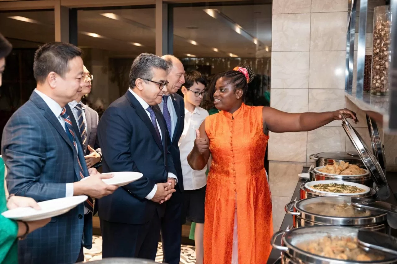 Đại sứ Palestine tại Việt Nam Saadi Salama trực tiếp trải nghiệm ẩm thực cùng Đầu bếp María Palomino. (Ảnh: ĐSQ Colombia tại Việt Nam)