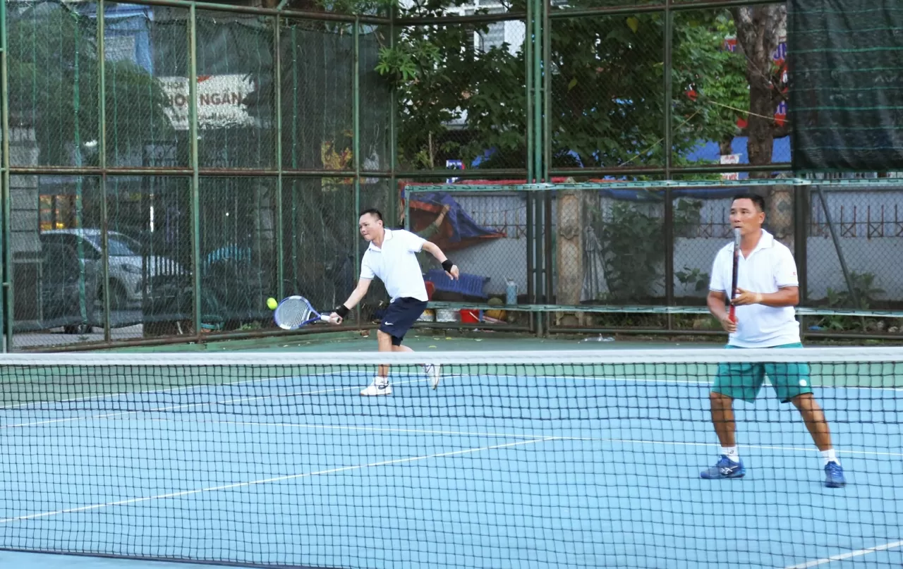 Cùng giờ là cuộc so tài ở bộ môn tenis giữa Cục phục vụ và Cục lãnh sự. (Ảnh: Thành Long)