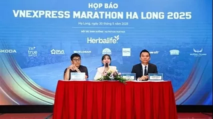 Runners check in World Heritage while racing in Ha Long