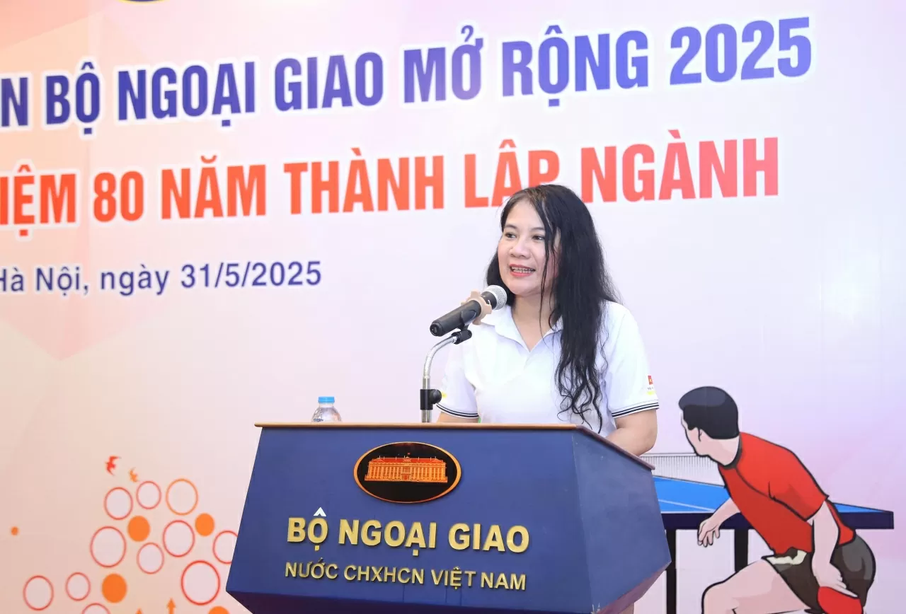 Phát biểu khai mạc buổi Lễ, Chủ tịch Công đoàn Bộ Ngoại Giao Đỗ Ngọc Thủy cho biết Giải giao lưu bóng bàn Bộ Ngoại giao mùa 2 được tổ chức nhằm chia sẻ niềm vui chung, niềm vui vẻ, niềm tự hào, phấn khởi của các cán bộ Bộ Ngoại giao cùng các bộ ban ngành thân thiết, hướng tới ngày Kỷ niệm 80 năm thành lập Ngành Ngoại giao. (Ảnh: Thành Long)