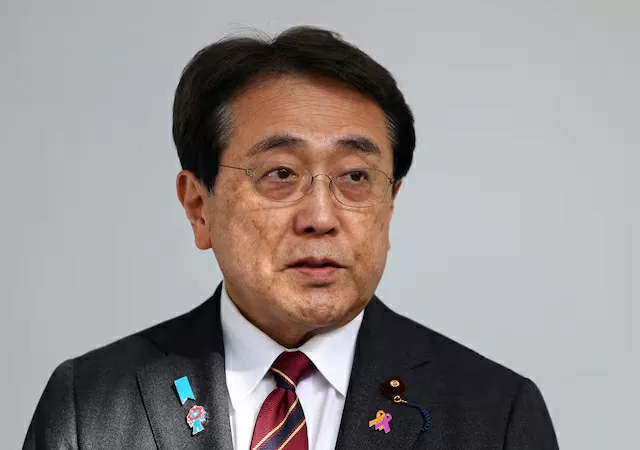 Bộ trưởng Tái thiết Kinh tế Nhật Bản Ryosei Akazawa phát biểu trước báo chí khi đến Sân bay Haneda, một ngày sau các cuộc đàm phán cấp bộ trưởng về thuế quan, có sự tham gia của Tổng thống Hoa Kỳ Donald Trump, tại Tokyo, Nhật Bản, ngày 18 tháng 4 năm 2025. Bộ trưởng Tái thiết Kinh tế Nhật Bản Ryosei Akazawa phát biểu trước báo chí khi đến Sân bay Haneda, một ngày sau các cuộc đàm phán cấp bộ trưởng về thuế quan, có sự tham gia của Tổng thống Hoa Kỳ Donald Trump, tại Tokyo, Nhật Bản, ngày 18 tháng 4 năm 2025.