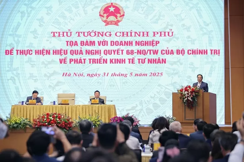 Tọa đàm diễn ra theo hình thức trực tiếp và kết nối trực tuyến đến trụ sở UBND các tỉnh, thành phố trực thuộc Trung ương, với sự tham dự của hơn 1.000 đại biểu đại diện cho các doanh nghiệp, hiệp hội doanh nghiệp, hộ kinh doanh, hợp tác xã... - (Nguồn: VGP)