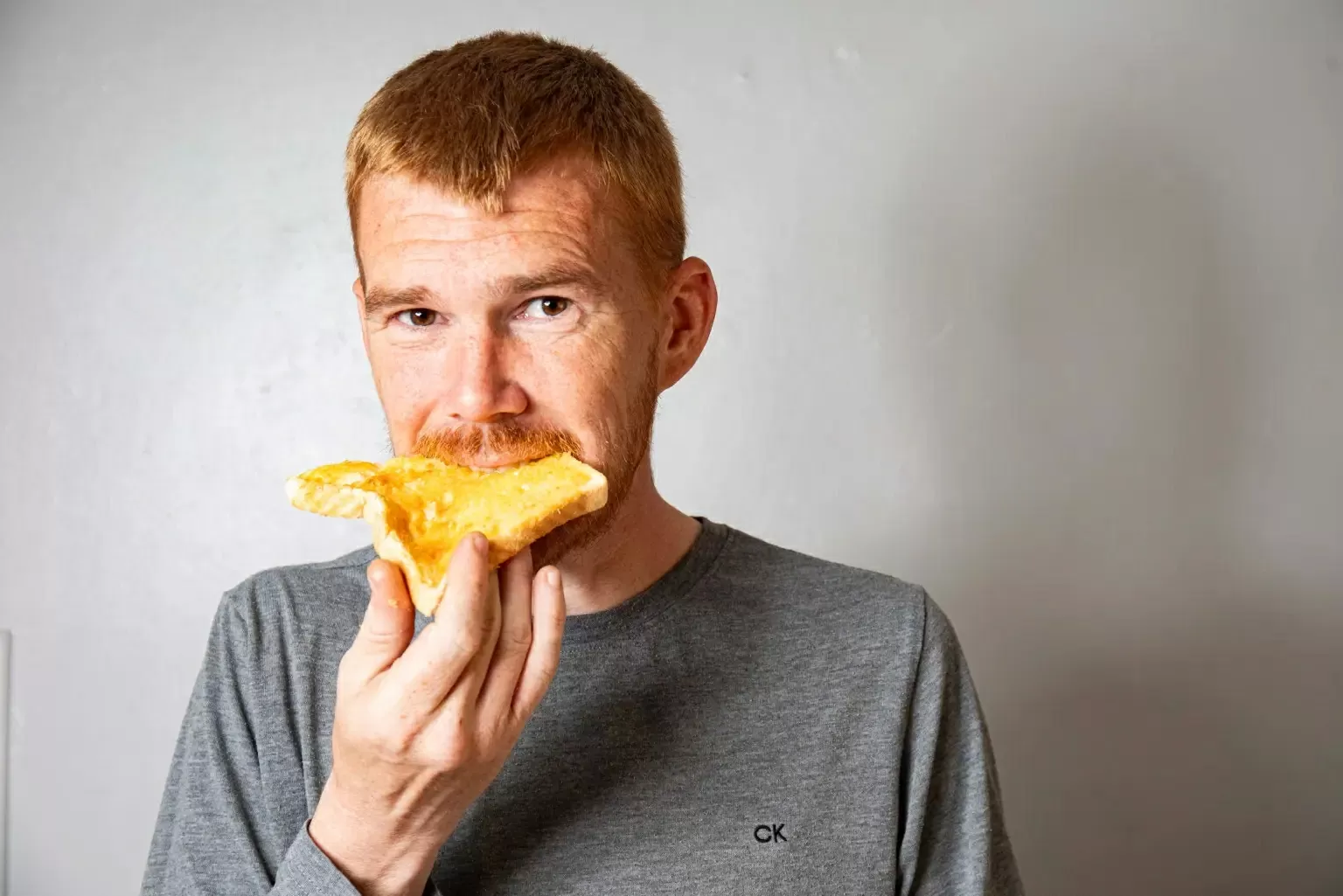 Người đàn ông mắc chứng rối loạn ăn uống - không thể ăn rau củ quả và thịt. Thomas chỉ có thể ăn bánh mì, ngũ cốc, kẹo dẻo. Ảnh: NYP Người đàn ông mắc chứng rối loạn ăn uống - không thể ăn rau củ quả và thịt. Thomas chỉ có thể ăn bánh mì, ngũ cốc, kẹo dẻo. Ảnh: NYP