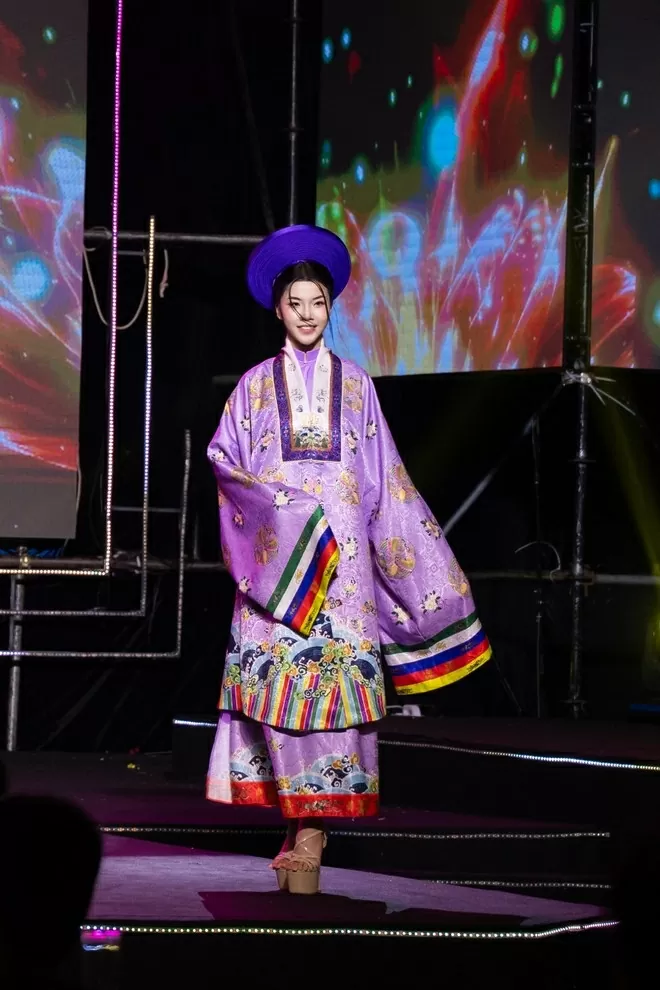 Ấn tượng BST lấy cảm hứng từ đại dương và Nam Phương Hoàng hậu tại Lễ hội du lịch Hà Nội năm 2025 Ấn tượng BST lấy cảm hứng từ đại dương và Nam Phương Hoàng hậu tại Lễ hội du lịch Hà Nội năm 2025