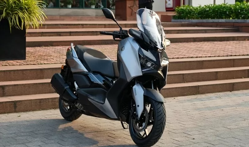 Yamaha XMAX 300 2025 mang kiểu dáng maxi scooter (xe ga đường trường) với chiều dài, chiều rộng và chiều cao lần lượt là 2.180mm, 795mm và 1.460mm 