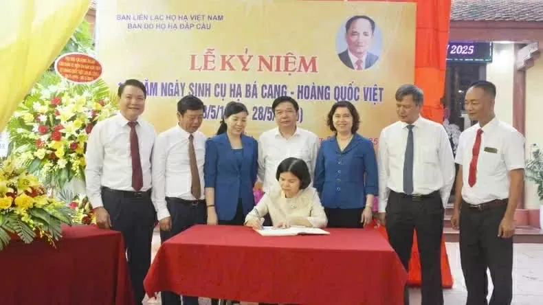 Bac Ninh delegation pays tribute to Revolutionary Hoang Quoc Viet